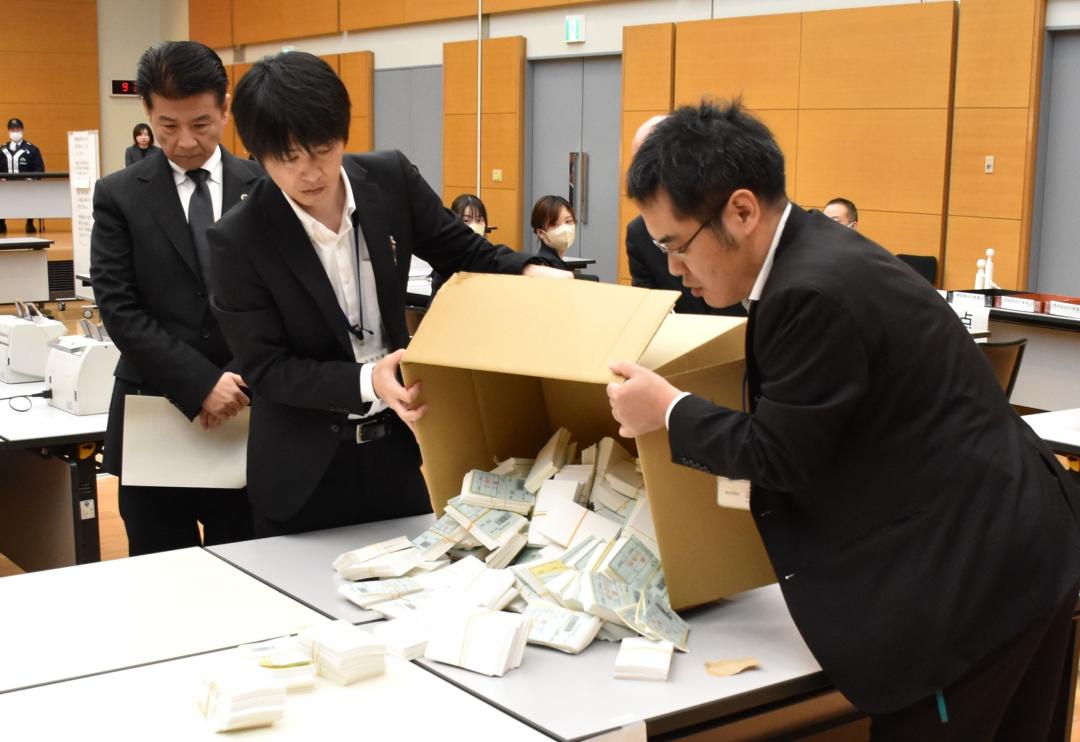 再点検する票を段ボール箱から取り出す県選管職員=県庁