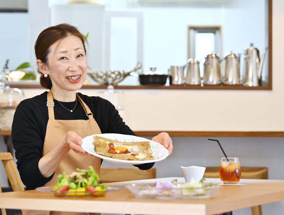 厳選素材をふんだんに使ったそば粉のガレットを提供するフレッシュ・ケーキ・カフェの内山奈保美オーナー=日立市水木町