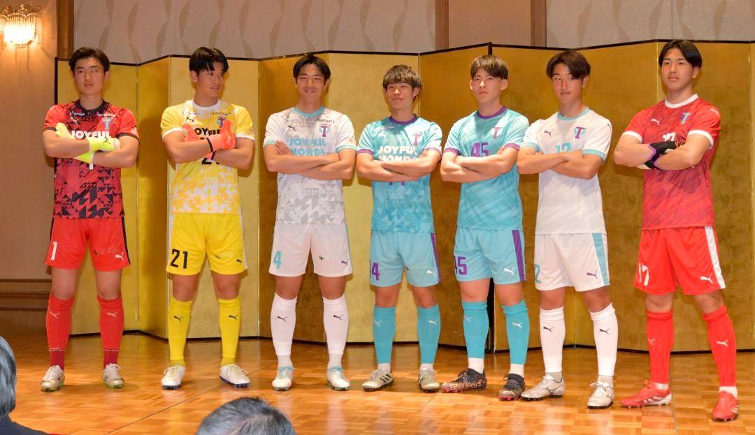 筑波大蹴球部の創部130周年と全日本大学選手権優勝を祝うパーティーで披露された新ユニホーム=つくば市吾妻