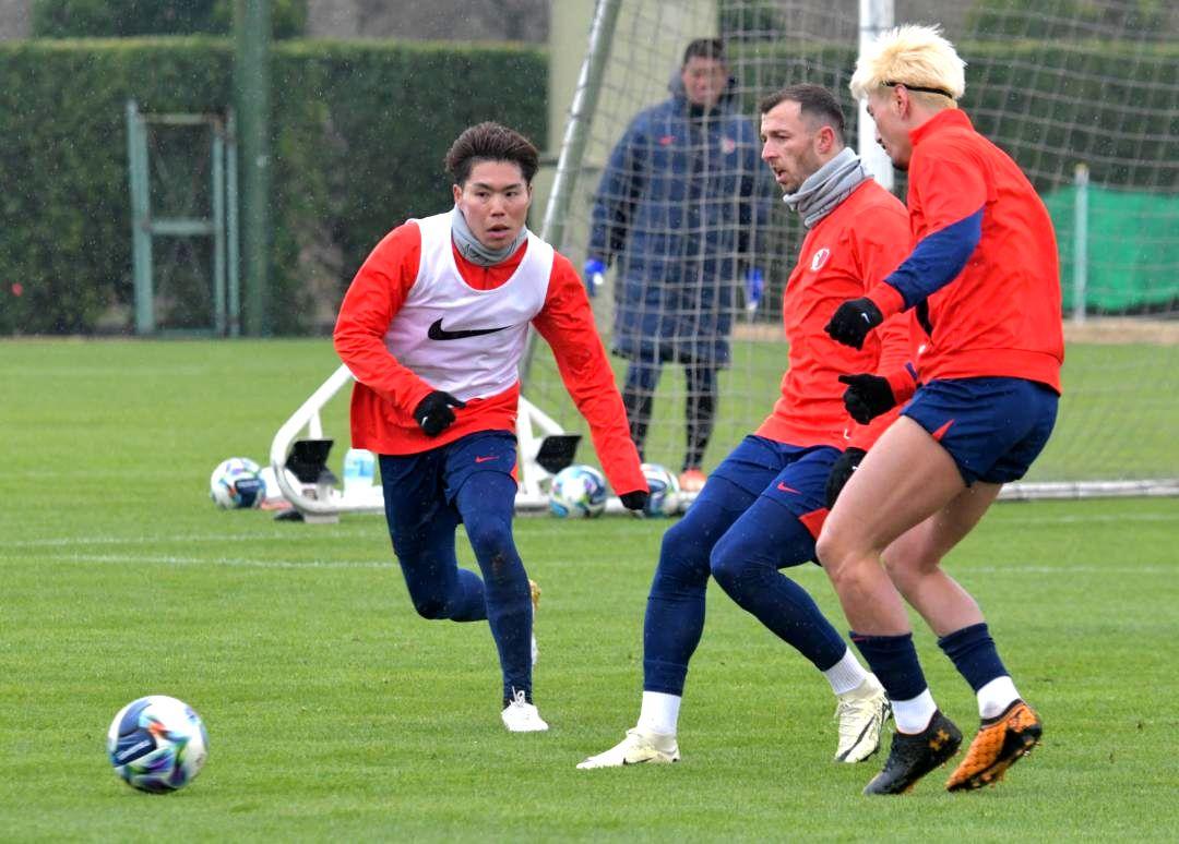 千葉戦での活躍が期待されるJ1鹿島の松村(左)=クラブハウスグラウンド