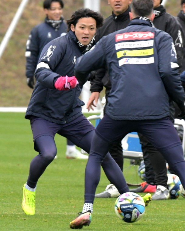 柏戦に向け練習に励むJ1水戸の真瀬(左)=アツマーレ