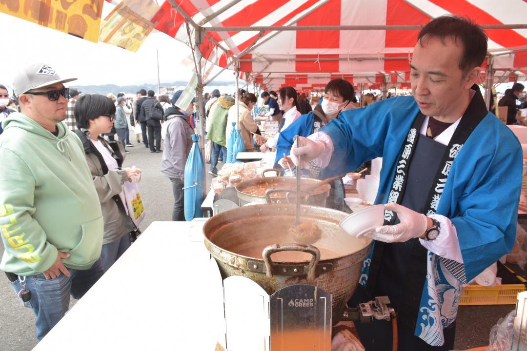 来場者に自慢の「どぶ汁」を提供する事業者=北茨城市関南町仁井田