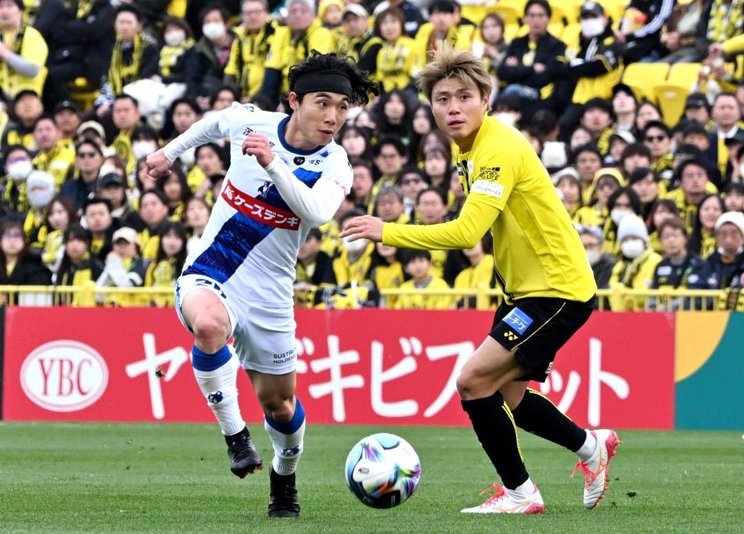 柏-水戸　前半13分、ボールを奪い攻め上がる水戸・山崎(左)=三協フロンテア柏スタジアム