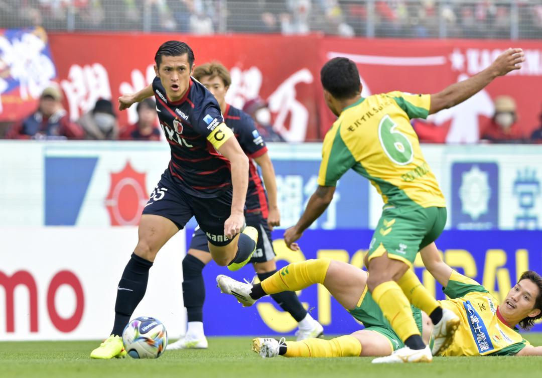 鹿島-千葉　前半11分、ボールを奪う鹿島・植田(左)=メルカリスタジアム