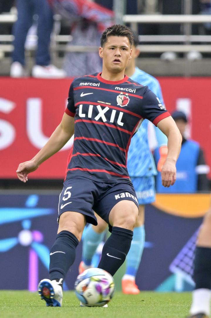 鹿島-千葉　前半13分、パスを出す鹿島・関川=メルカリスタジアム
