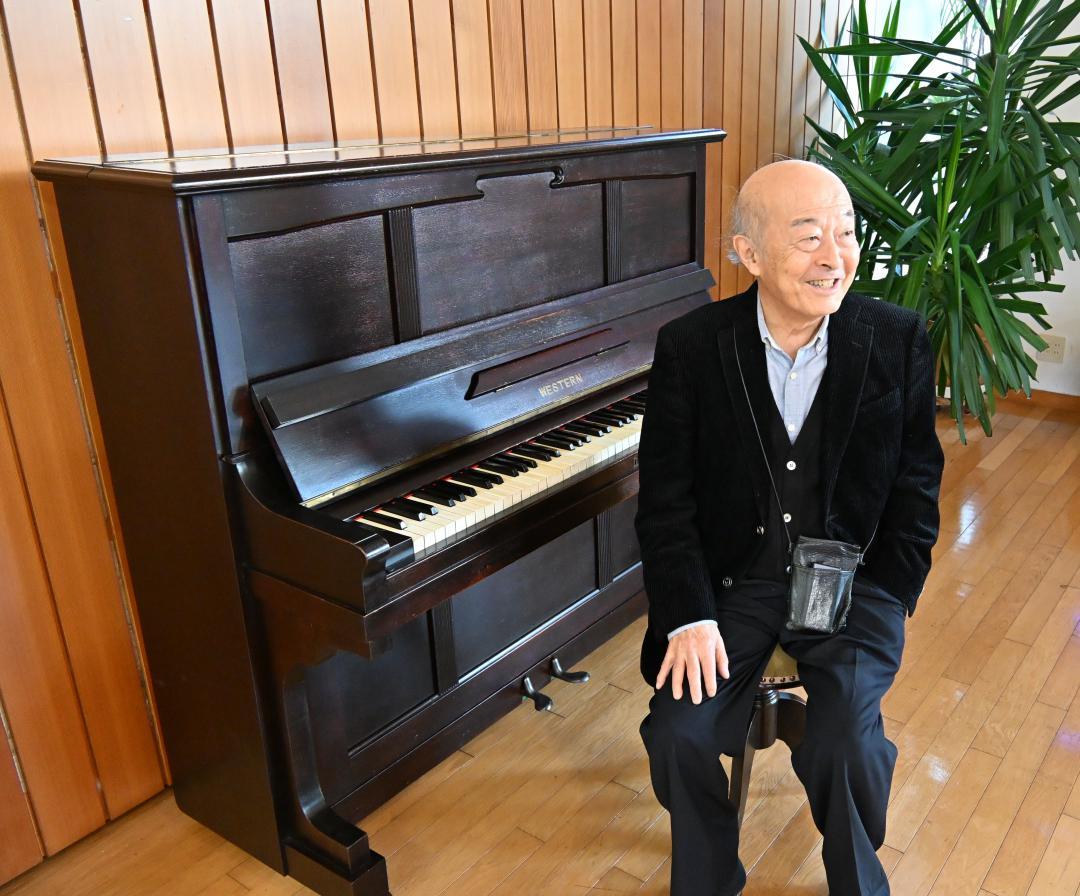 修復されたピアノと池辺晋一郎さん=2025年12月、水戸市河和田町の佐川文庫