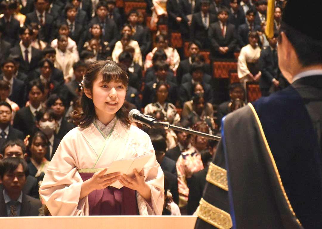 茨城大の卒業式で答辞を述べる全学総代の下高原杏奈さん=水戸市泉町