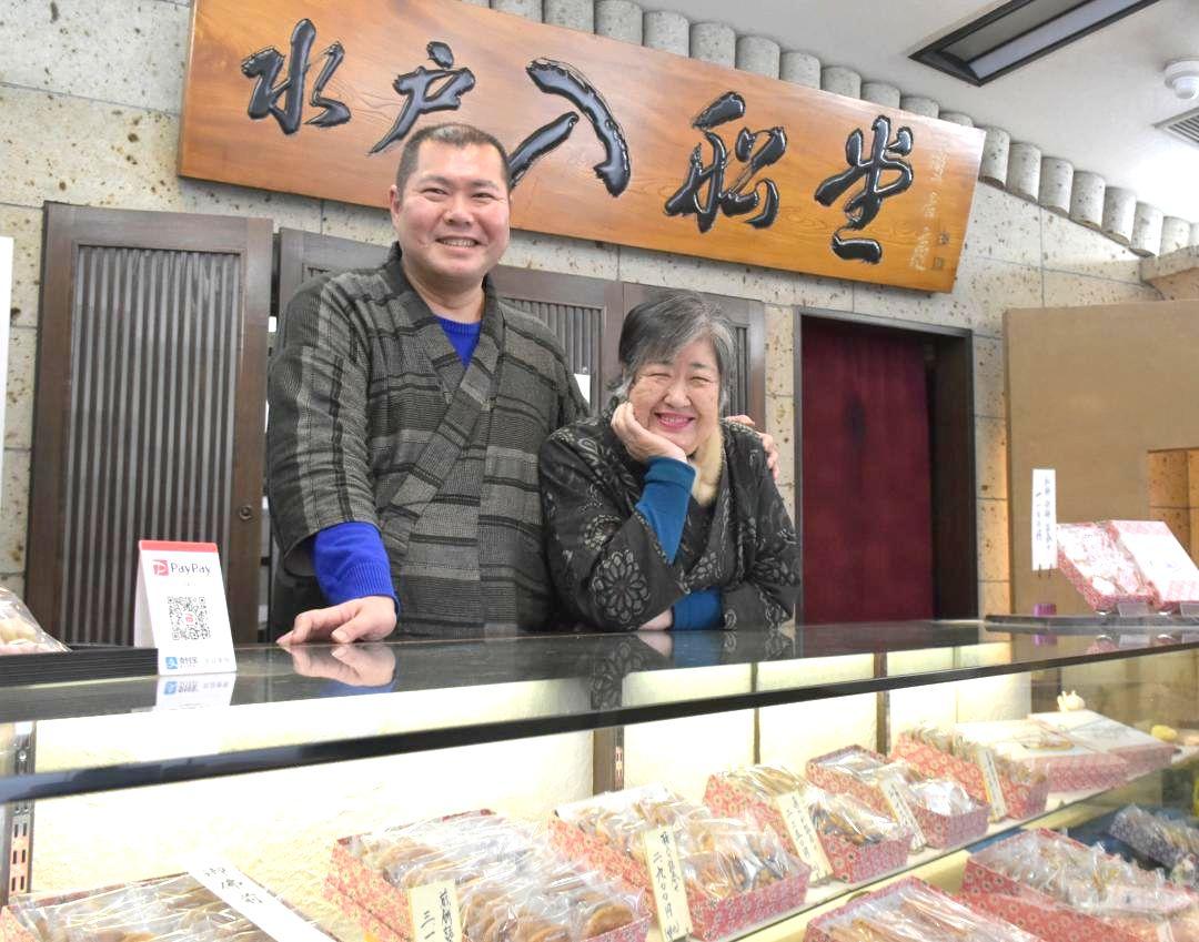 水戸入船堂を切り盛りしてきた佐川亮太さん(左)と母の正子さん=水戸市南町