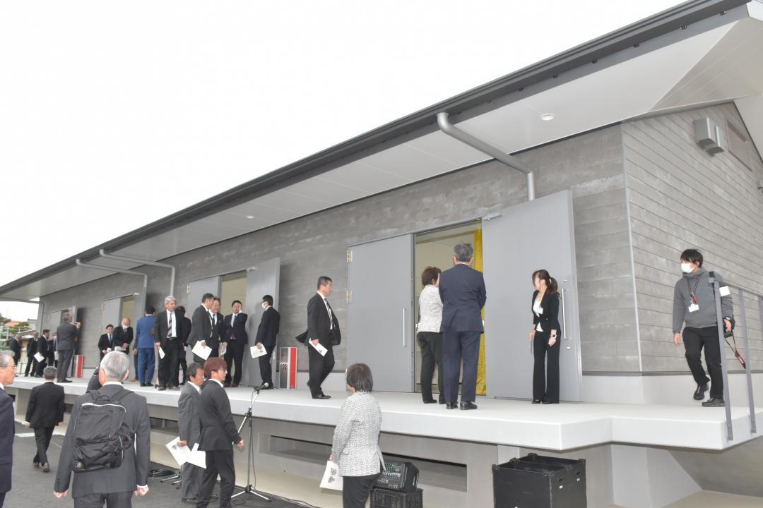 完成式典で公開された日立風流物の山車4台を収蔵する新施設=日立市本宮町