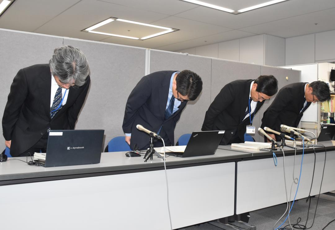 教職員の不祥事を巡り謝罪する県教育委員会の担当者ら=県庁