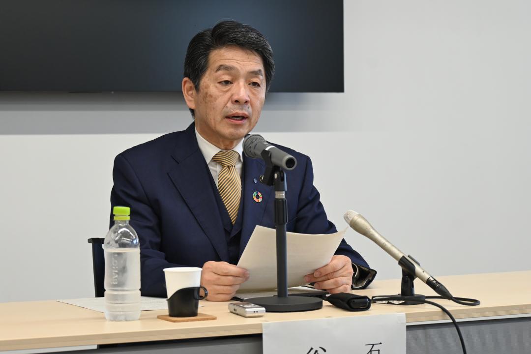 解散通知を手渡した後、会見に臨む谷島洋司石岡市長=市役所