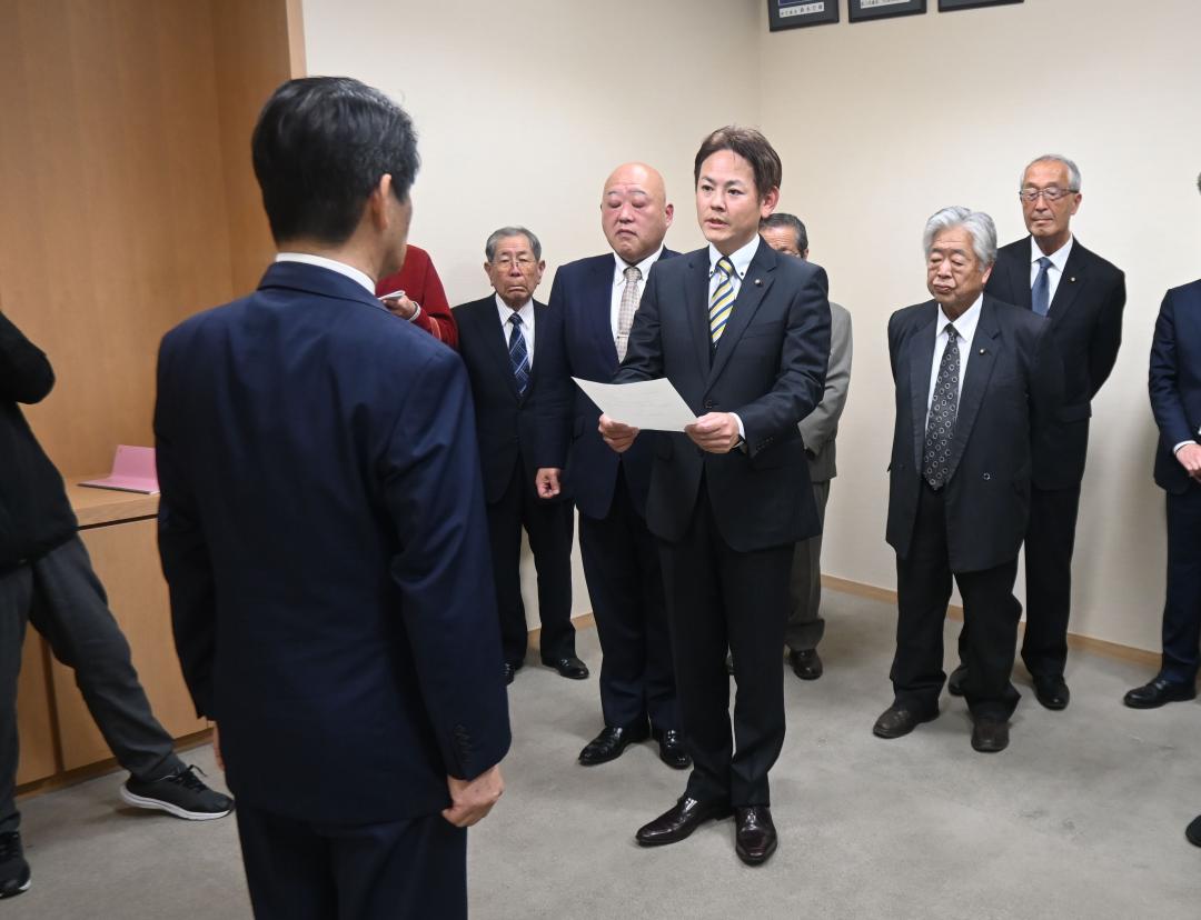 谷島洋司市長(手前)から市議会解散の通知を受け取り市長に意見を述べる村上泰道議長=石岡市役所