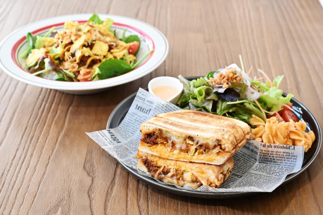 ホットサンドプレート(右)と野菜たっぷりのタコライス