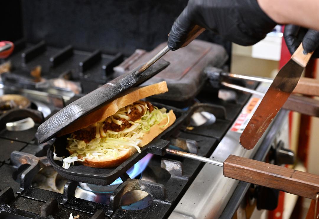 ホットサンドを一つ一つ丁寧に焼き上げる