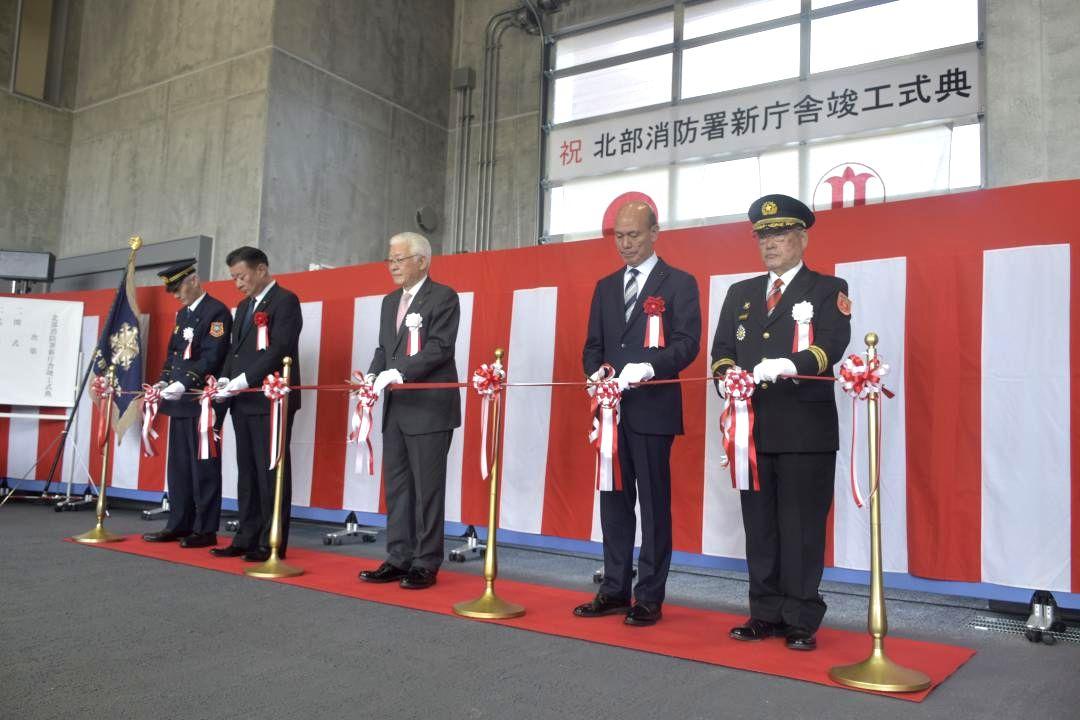 新庁舎の完成を祝い、テープカットする関係者=日立市日高町