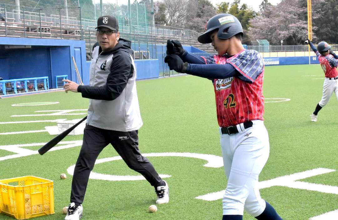 駒田徳広さん(左)の打撃指導を受ける球児=常陸大宮市鷹巣