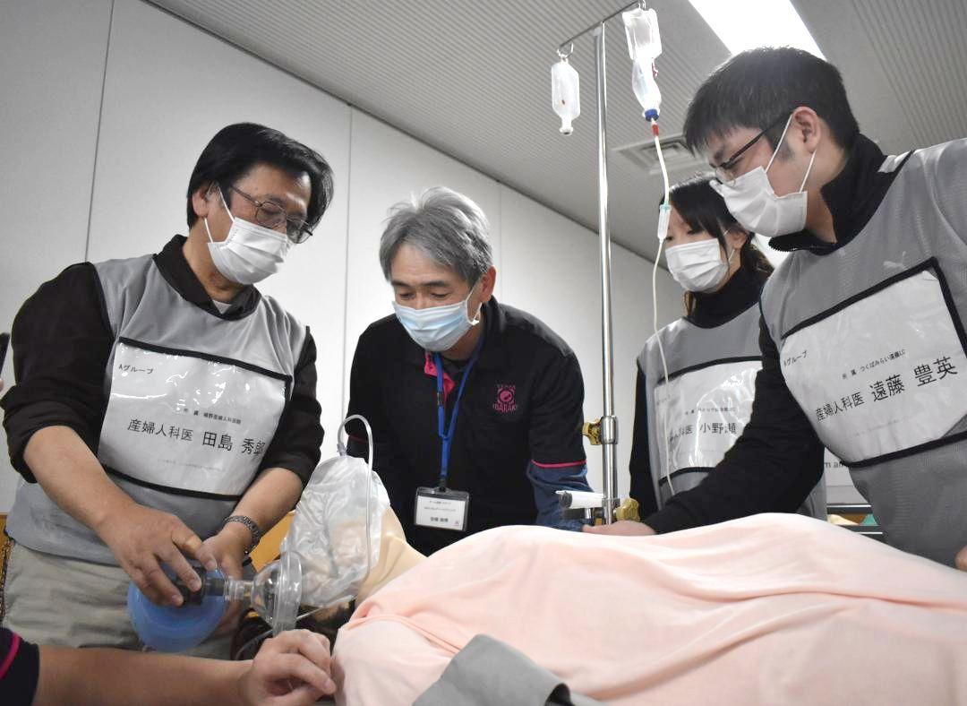 無痛分娩の急変時の対応を学ぶ医療関係者ら=2025年12月、水戸市三の丸