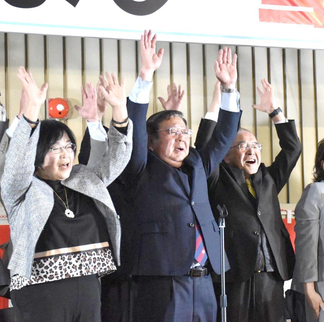 支持者らと当選を喜び万歳する須藤豊次氏(中央)=29日午後9時半、下妻市石の宮