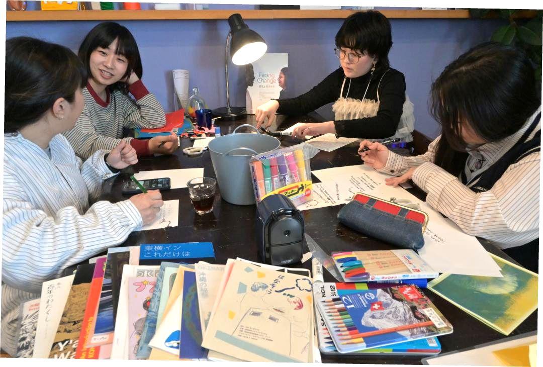 談笑しながら小冊子のページを制作するワークショップの参加者=水戸市五軒町