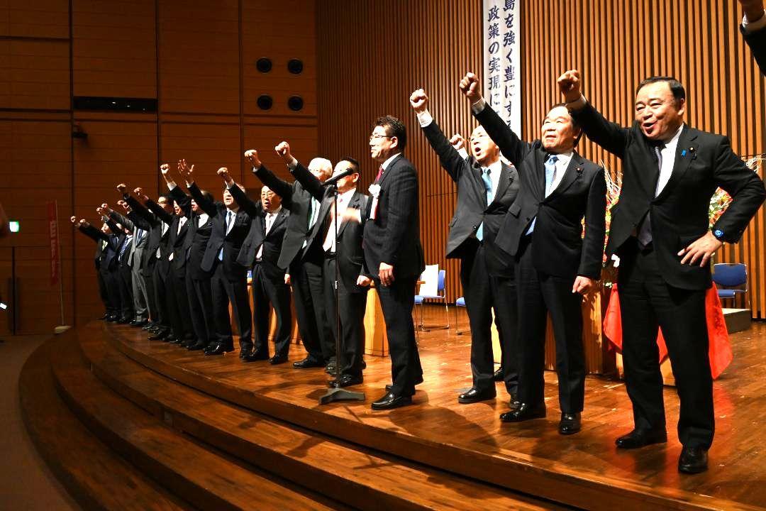 県議選に向けて気勢を上げる自民党県連定期大会の出席者=つくば市竹園