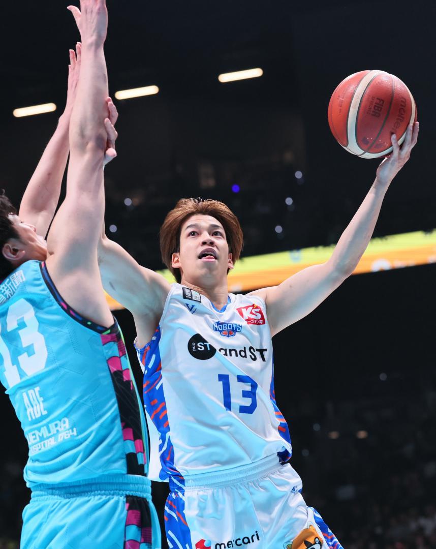 佐賀-ロボッツ　第1クオーター、シュートを放つロボッツの中村=SAGAアリーナ(©B.LEAGUE)