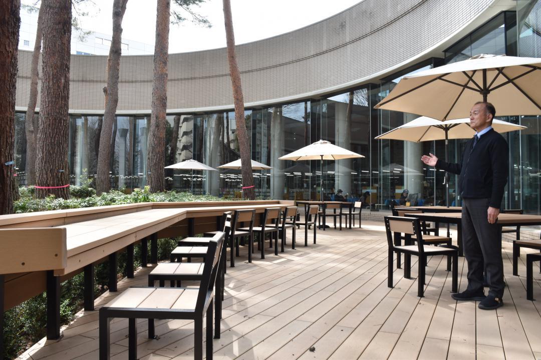 ウッドデッキを張り座席を設けた中央図書館の中庭=つくば市吾妻