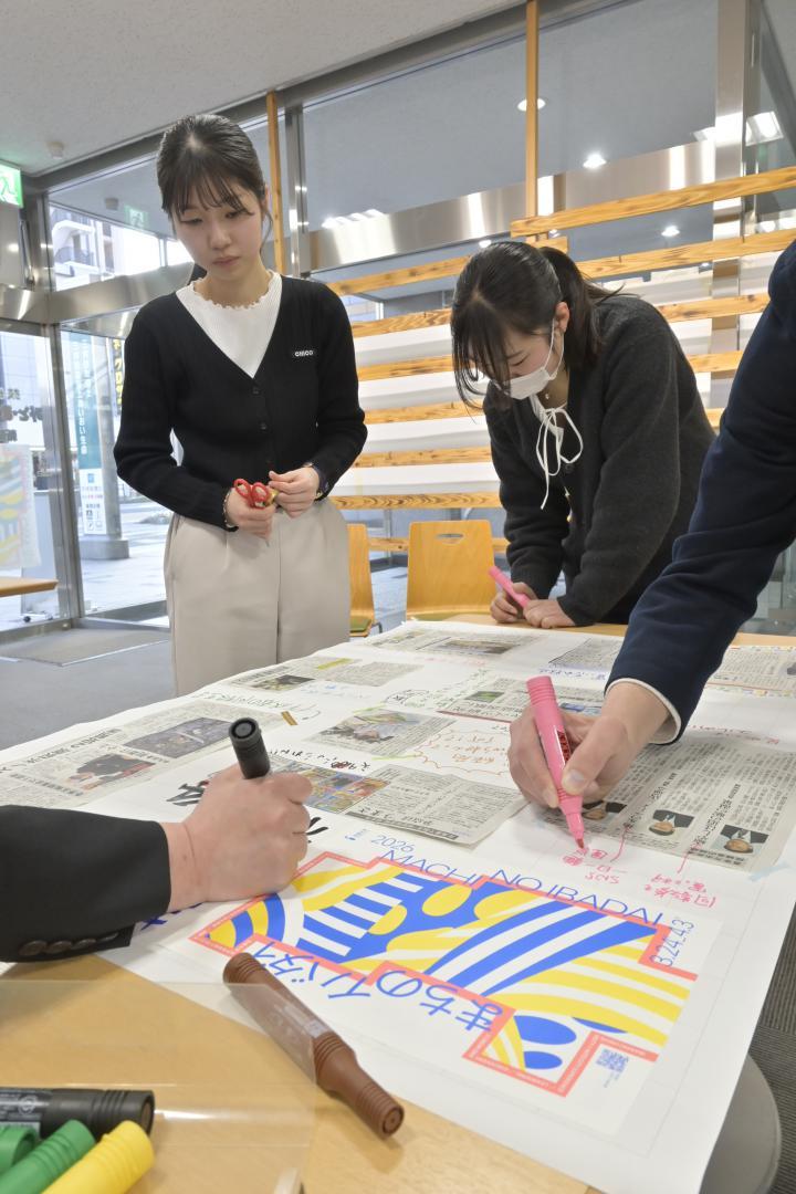 気になった記事を集めて壁新聞を作る参加者=水戸市南町