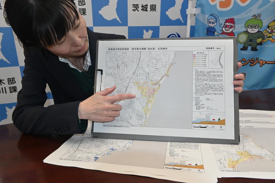 県が作成した北茨城市の浸水区域と浸水の深さを示す「高潮浸水想定区域図」=県庁