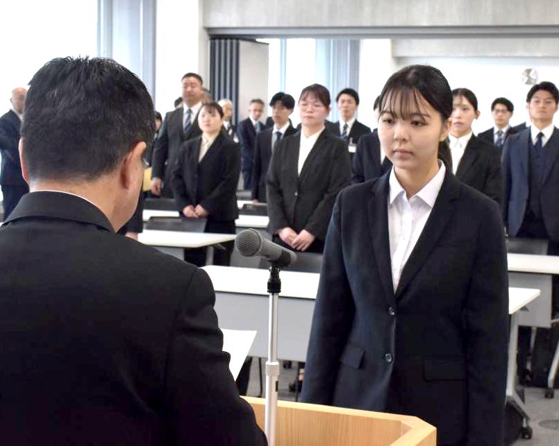 水戸市の新規採用職員の辞令交付式が行われた=市役所