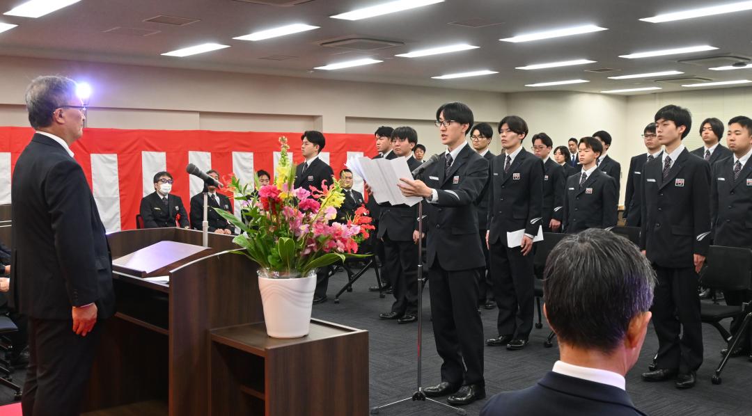 首都圏新都市鉄道の入社式で新入社員を代表して宣誓する草刈智也さん=つくばエクスプレス守谷駅