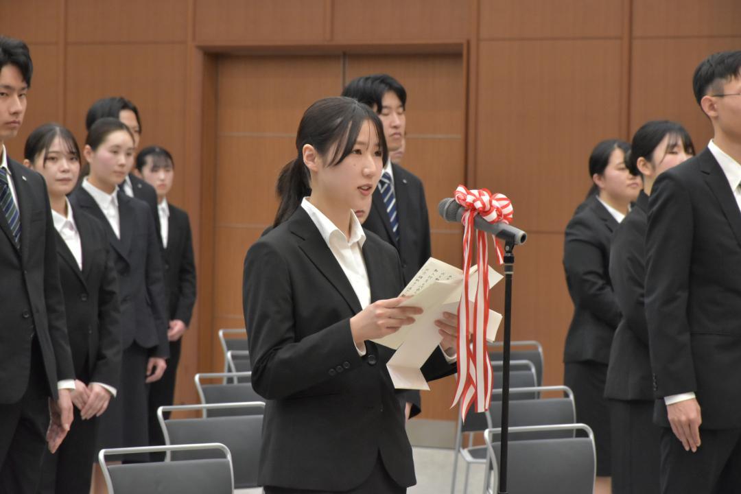 筑波銀行の入行式で答辞を述べる新入行員の大澤碧さん=つくば市竹園