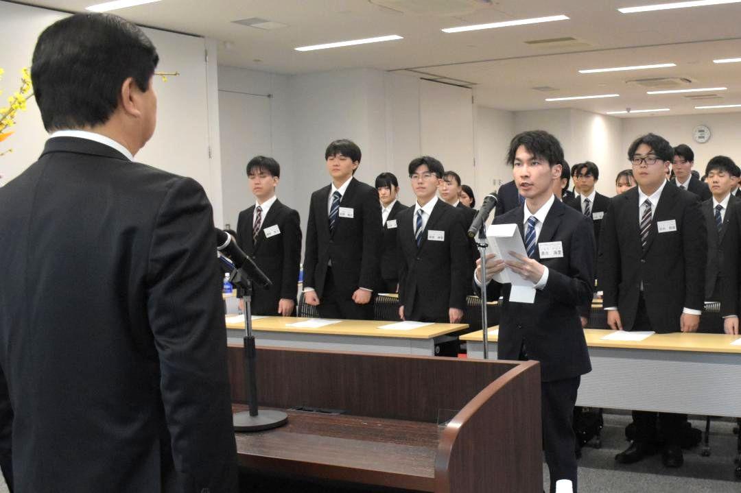 ケーズホールディングスの合同入社式で答辞を述べる清水海里さん=水戸市城南