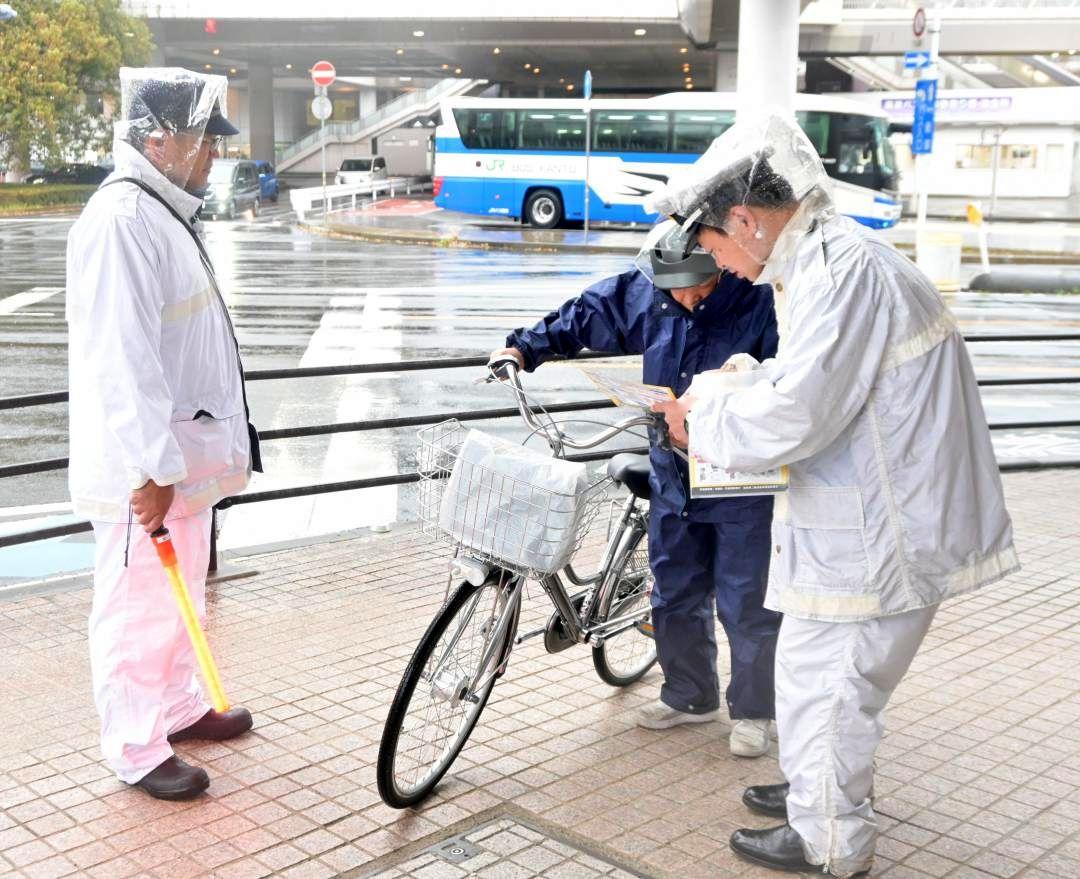 反則金の対象になる危険な運転をしないよう呼びかける警察官=水戸市桜川