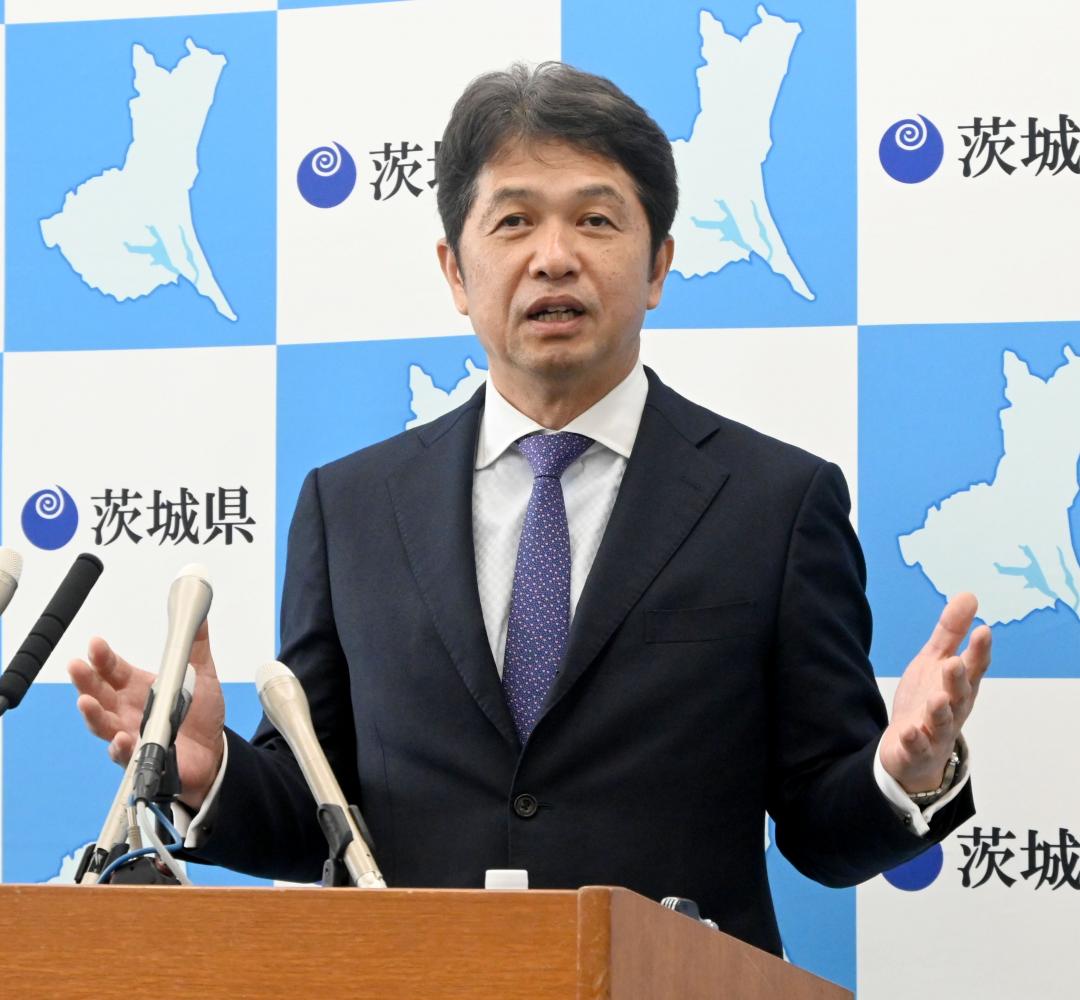 通報報奨金制度について県の見解を説明する大井川和彦知事＝県庁