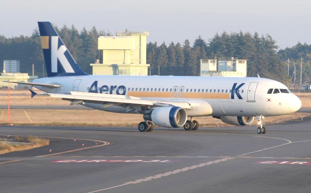 定期便2路線を一時運休するエアロKの旅客機=小美玉市与沢