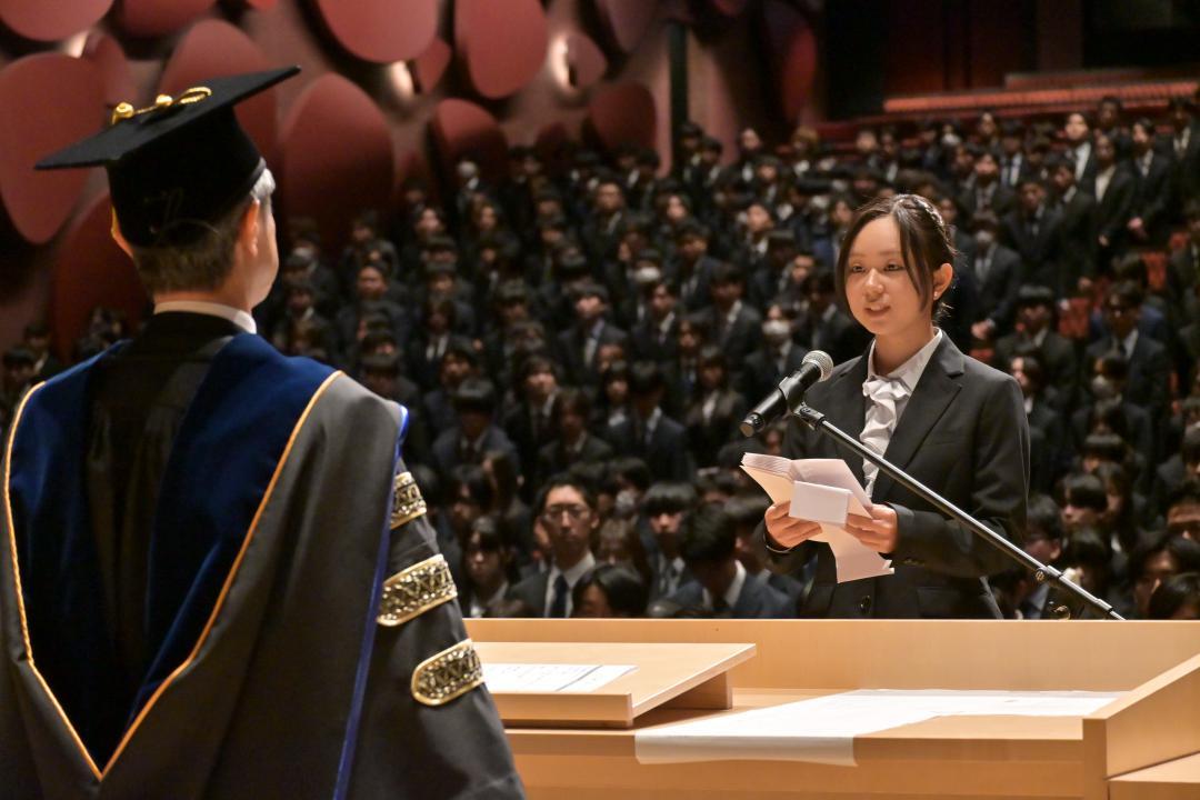 茨城大の佐川泰弘学長を前に宣誓する新入生代表の岡山友香さん(右)=水戸市泉町の水戸市民会館