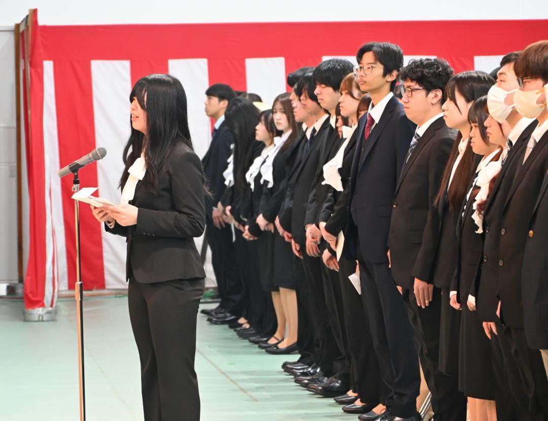 新入生を代表して抱負を述べる笹島美優さん(左)=水戸市見和