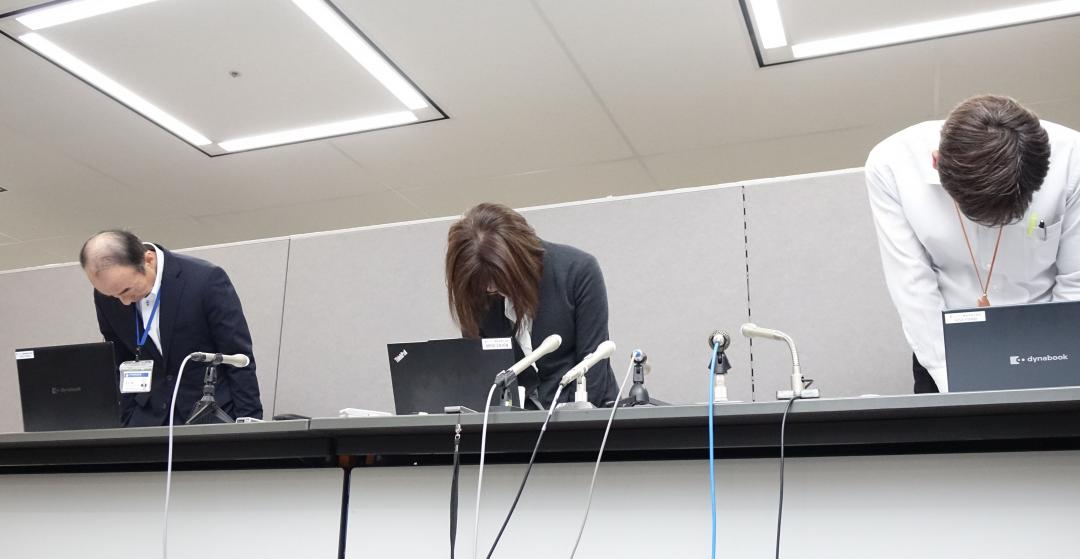 記者会見で謝罪する深沢泰子会計管理者(中央)ら=県庁