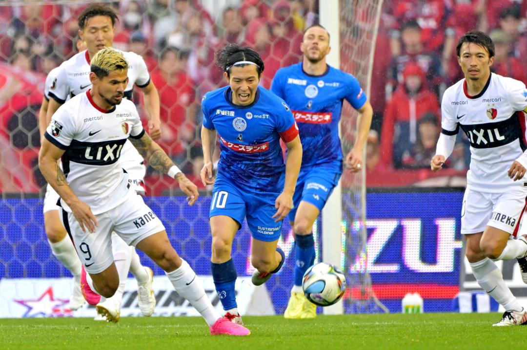 水戸-鹿島　前半10分、競り合う水戸・渡辺(10)と鹿島・レオセアラ(9)=ケーズデンキスタジアム水戸