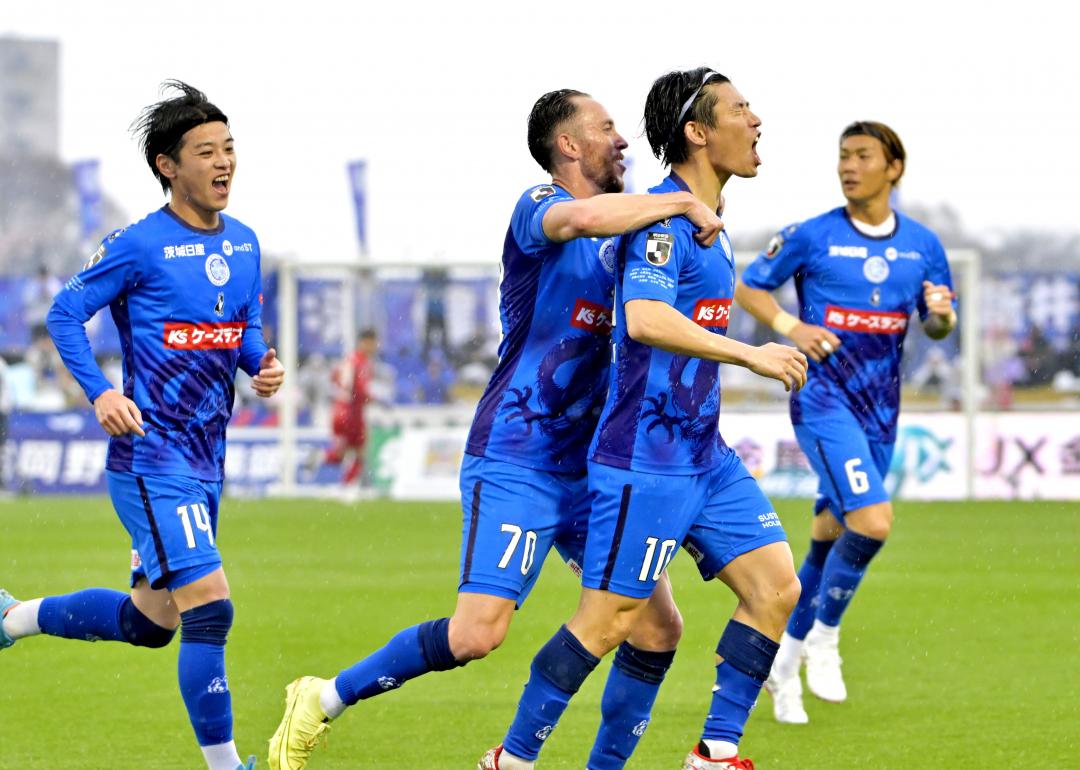 水戸-鹿島　前半34分、先制ゴールを決め雄たけびを上げる水戸・渡辺(左から3人目)=ケーズデンキスタジアム水戸