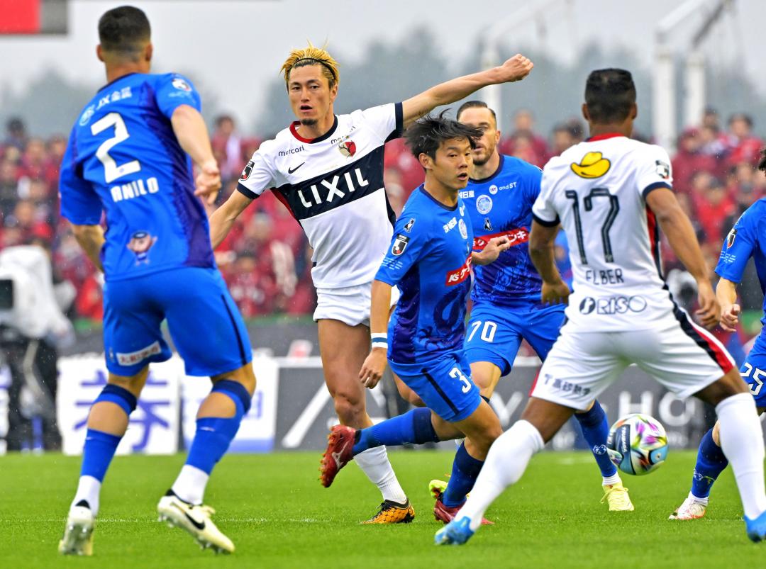 水戸-鹿島　前半5分、相手と競り合う鹿島・鈴木(左から2人目)=ケーズデンキスタジアム水戸