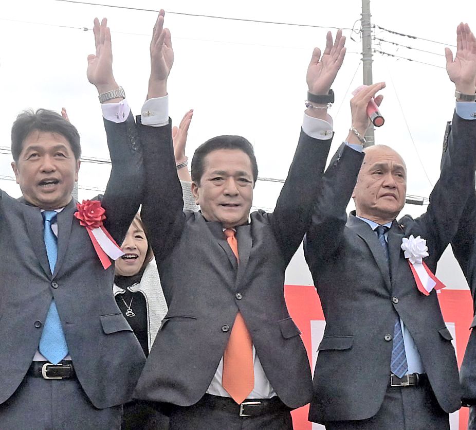 無投票で再選を果たし、支持者らと万歳する島田幸三氏(中央)=5日午後5時20分ごろ、小美玉市部室の選挙事務所