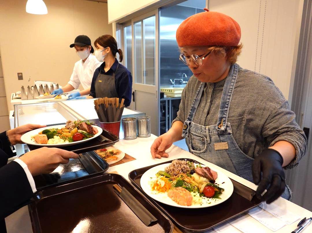 東海村のシェアキッチンオープンの初日。カモ肉などを使った盛り合わせ料理とモンブランのスイーツが提供された=同村舟石川駅東