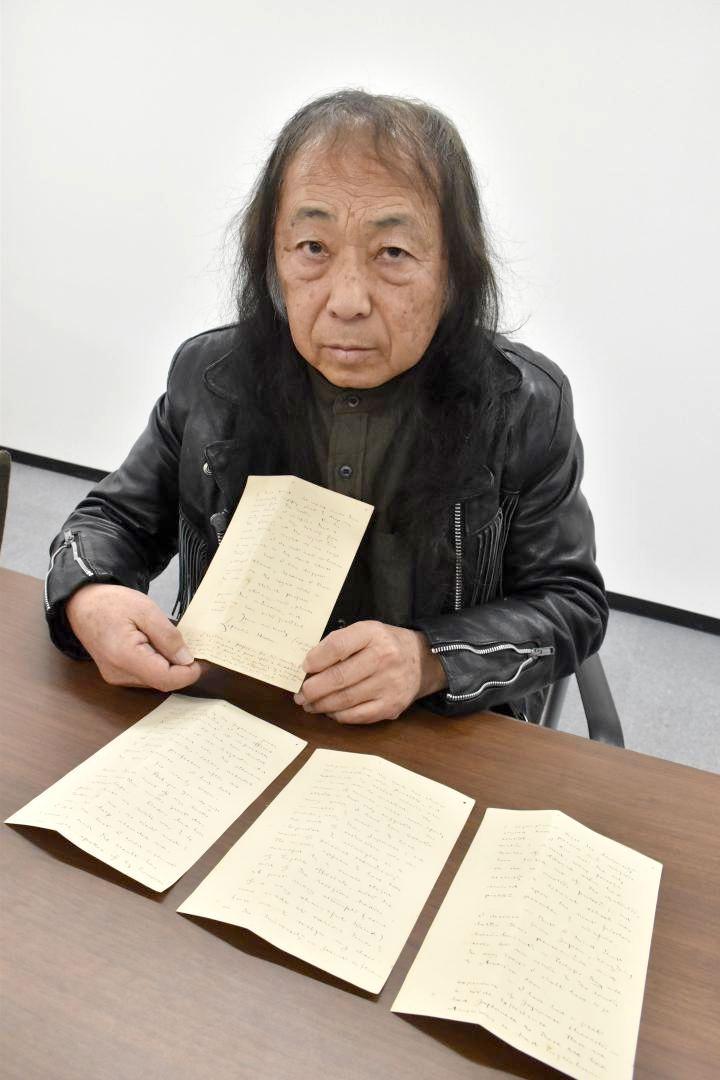 小泉八雲の書簡を手にする渡辺保幸さん=土浦市内