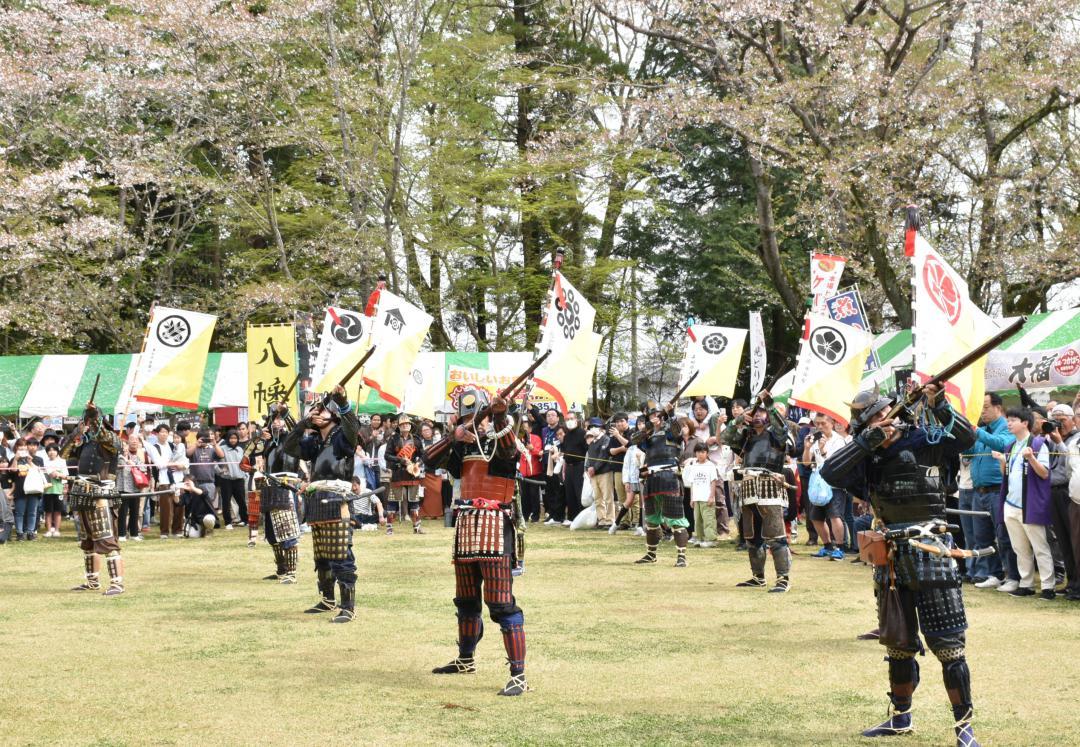 来場者を楽しませた火縄銃演武=坂東市逆井