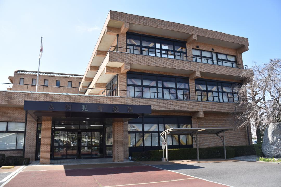 市制施行を見送った阿見町の役場庁舎=同町中央