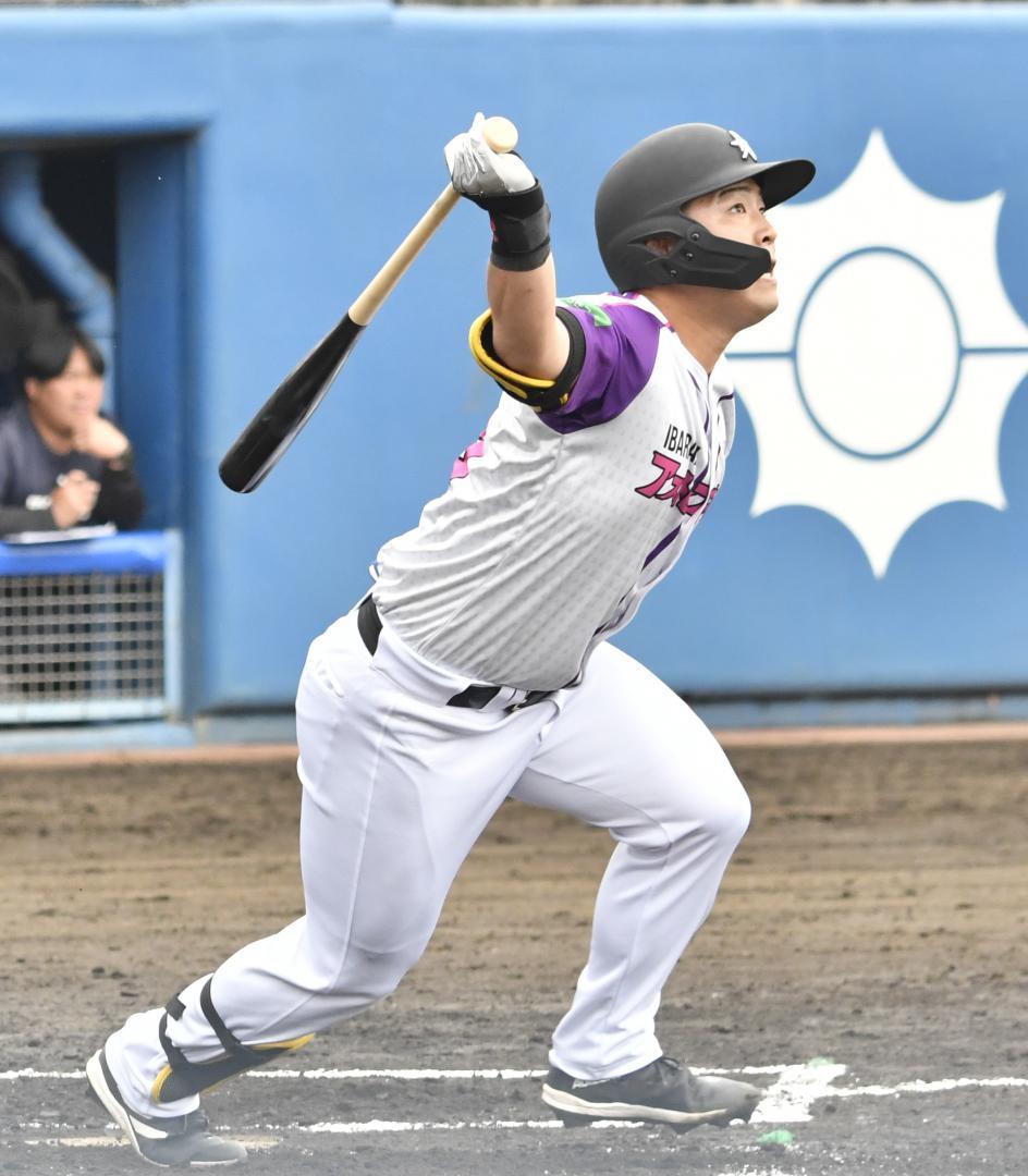 茨城AP-栃木　1回裏茨城AP無死二、三塁、木村が先制の右犠飛を放つ=ノーブルホーム水戸