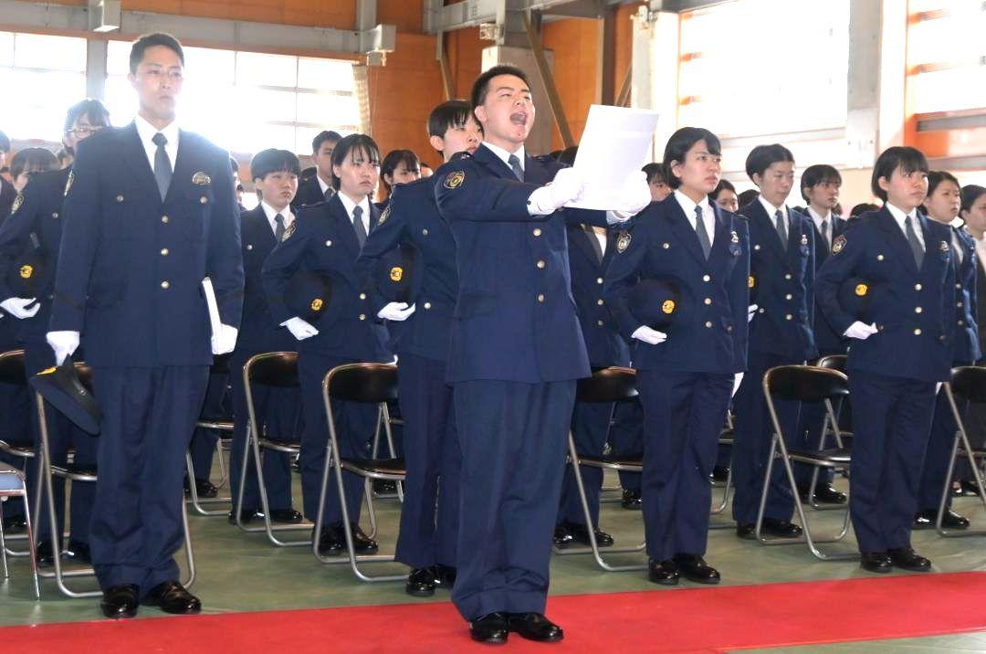 入校生代表で服務宣誓書を読み上げる中野峻巡査(中央)=茨城町上石崎