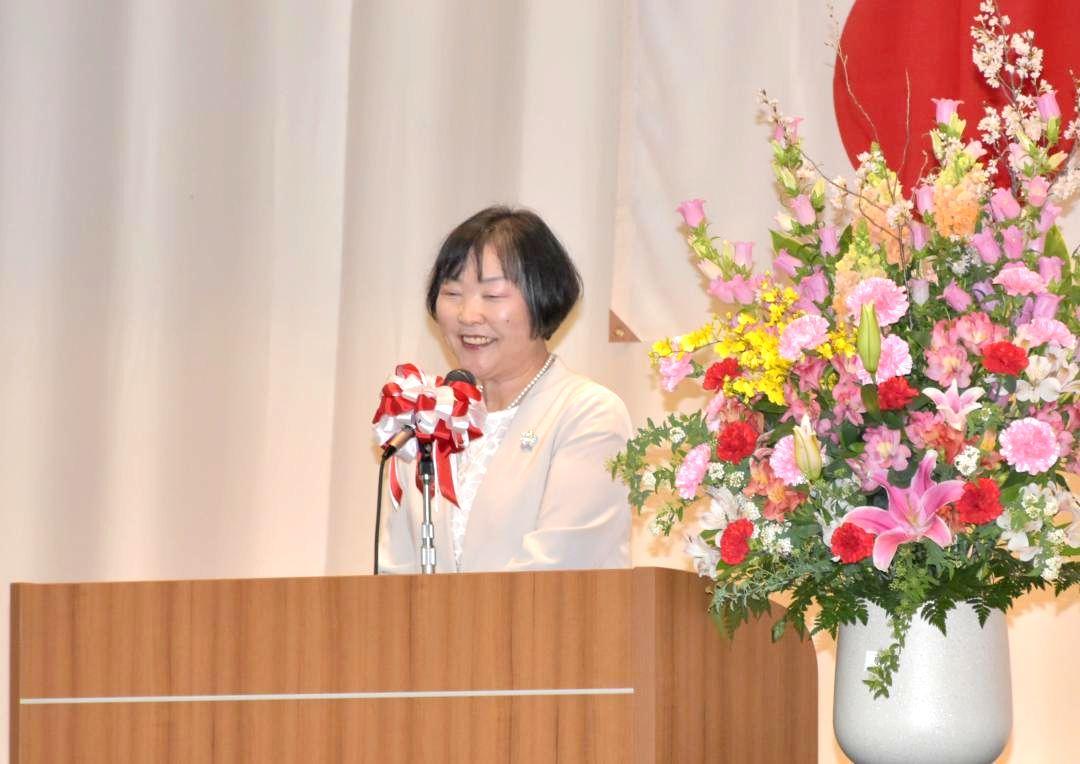 開校式で校歌作詞への思いを語る児童文学作家の佐々木ひとみさん