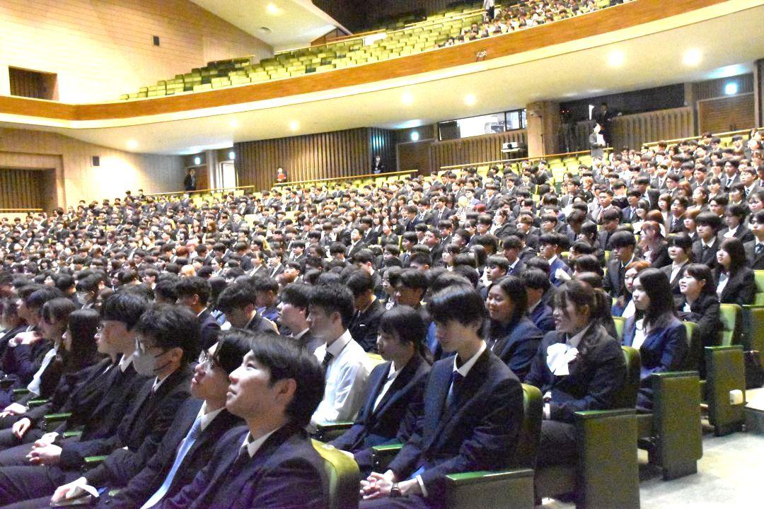 入学式に集まった新入生ら=つくば市天久保